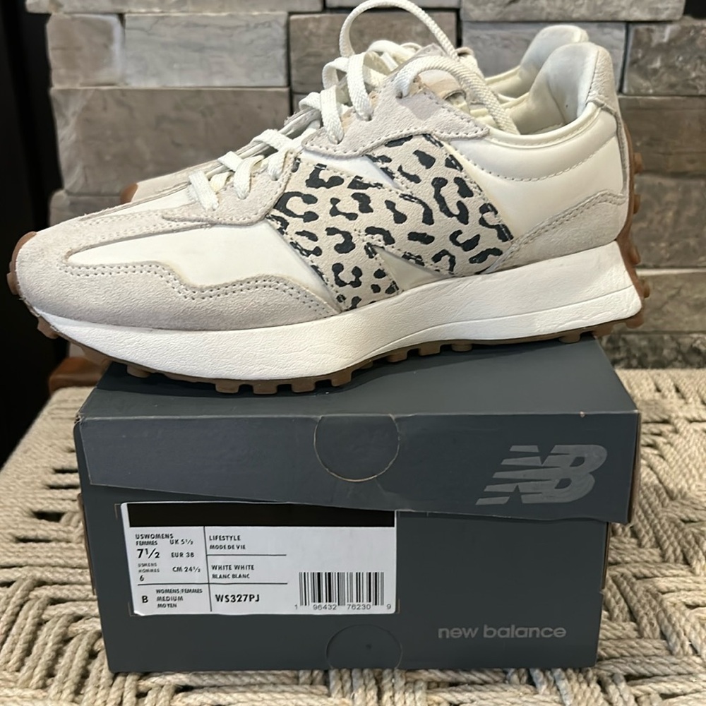EUC - New Balance 327